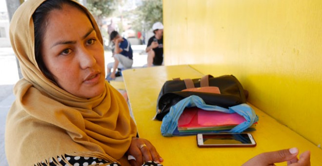 Kobra Rezai, viuda de Ali Mohammad Koshi, el afgano cuya muerte desencadenó la sentada de 120 compatriotas en Lesbos del 17 al 22 de abril, dispersada por la policía tras los ataques fascistas de ese domingo contra ellos. / M.I