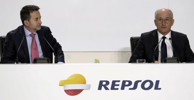 El presidente de Repsol, Antonio Brufau (d) y el consejero delegado Josu Jon Imaz (i), durante la junta de accionistas de la petrolera. EFE/ Ballesteros