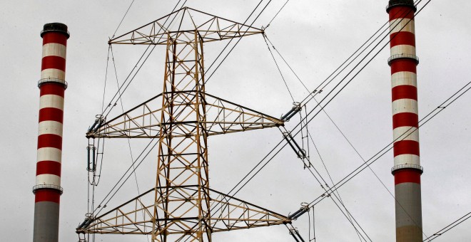 Una torre y unas chimeneas de una planta de la eléctrica portuguesa EDP, en Sines, cerca de Setubal. REUTERS/Jose Manuel Ribeiro