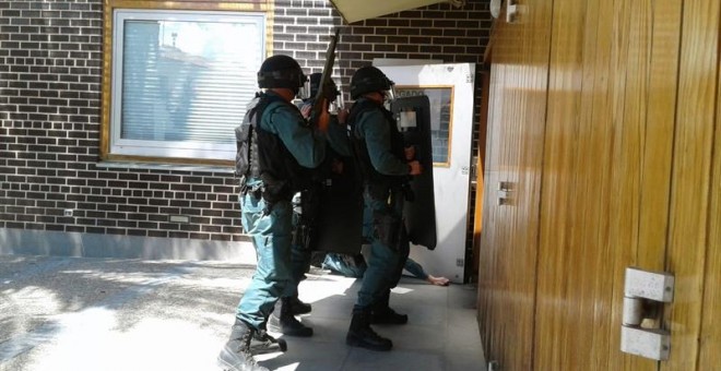 Se entrega el policía nacional atrincherado en los juzgados de La Almunia/EFE