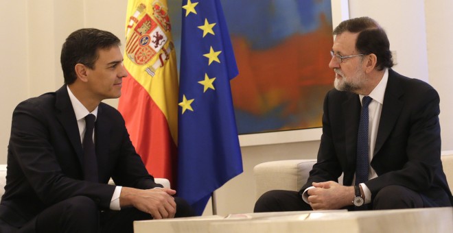 El secretari general del PSOE, Pedro Sànchez, i el president del Govern i del PP, Mariano Rajoy, reunits aquest dilluns a La Moncloa. / Pool Moncloa.