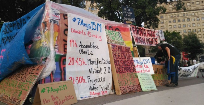 Carpa del 15M pel setè aniversari del moviment a la Plaça Catalunya.