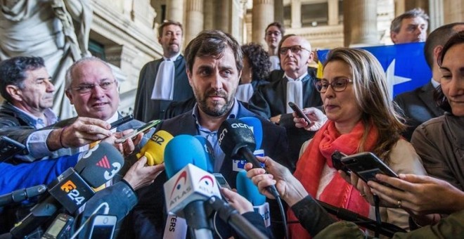 Lluís Puig, Toni Comín i Meritxell Serret s'adrecen als mitjans després de conèixer la decisió de la justícia belga de rebutjar l'euroordre d'extradició / EFE STEPHANIE LECOCQ