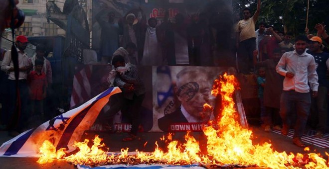 Partidarios de la Organización Imamia, un cuerpo de musulmanes chiitas, asisten a una manifestación contra Israel y los recientes disparos a palestinos en Gaza, en Karachi (Pakistán), hoy, 16 de mayo de 2018. EFE/ Arshad Arbab