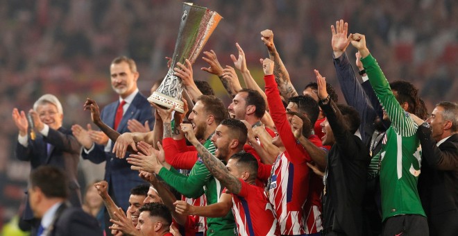 Los jugadores del Atlético celebran la consecución del título de la Europa League tras ganar en la final al Olympique de Marsella. /REUTERS