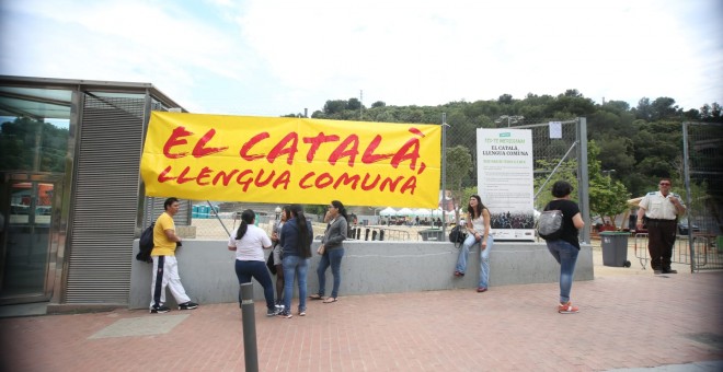 L'entrada al concert de Ciutat Meridiana amb l'eslògan de la campanya de Plataforma per la Llengua.
