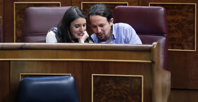 El líder de Podemos, Pablo Iglesias y la portavoz en el Congreso de la formación, Irene Montero, conversan momentos antes del debate de las enmiendas parciales al proyecto de Ley de Presupuestos Generales del Estado de 2018, que tiene lugar esta tarde en