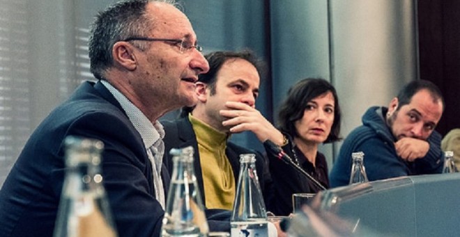 Joan Llinares, Jaume Asens, Simona Levi i David Fernàndez, en la presentació de l'Oficina per la Transparència i les Bones Pràctiques de l'Ajuntament de Barcelona, el 16 de desembre del 2015. / Ajuntament de Barcelona.