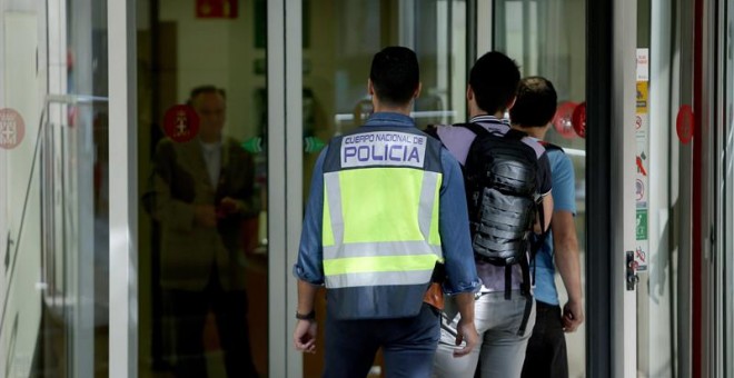 Varios policías se dirigen hacia la entrada de la sede de la Diputación de Barcelona. - EFE