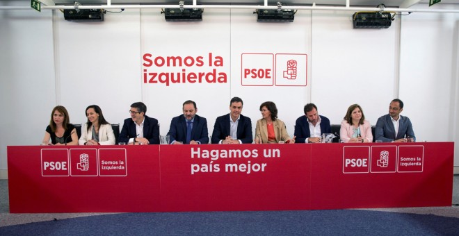 El secretario general del PSOE, Pedro Sánchez, acompañado por (de izda. a dcha.) la secretaria ejecutiva de Cooperación al Desarrollo, Belén Fernández Casero; la secretaria de Ordenación Territorial y Políticas públicas de Vivienda, Beatriz Corredor; el s