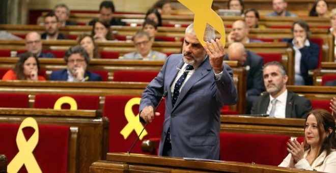 Carlos Carrizosa retira un llaç groc de la bancada del Govern / EFE Toni Albir