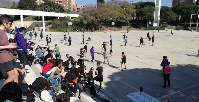 Torneig de futbol no mixte organitzat per l'Escola Bollera al parc del Clot, a Barcelona.