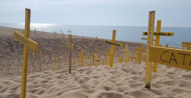 Creus grogues a la platja de Canet de Mar el passat 21 de desembre, abans que les retirés un grup d'encaputxats. / CDR Canet de Mar.