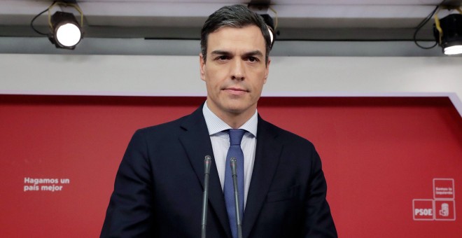 Pedro Sánchez, durante la rueda de prensa tras la reunión de la Ejecutiva Federal del PSOE, en la sede de Ferraz, mientras el grupo socialista ha registrado en el Congreso la moción de censura contra Rajoy.-EFE/ Zipi