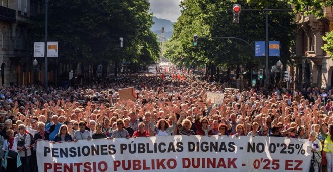 Miles de pensionistas se manifiestan hoy en Bilbao para exigir el mantenimiento del sistema público de pensiones, la eliminación del factor de sostenibilidad y que se deje de apoyar a los fondos privados de pensiones, convocados por las plataformas de aso