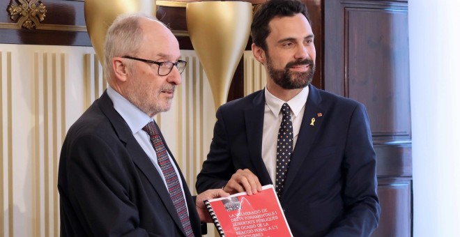 El Síndic de Greuges de Catalunya, Joan Ribó, entregant al President del Parlament, Roger Torrent, l'informe sobre l'aplicació del 155 i la resposta penal després de l'1 d'octubre.