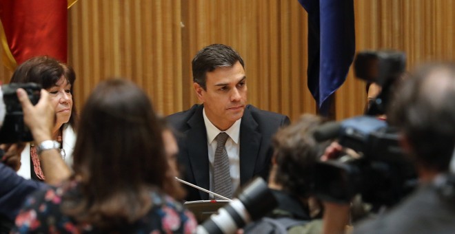 El secretario general del PSOE, Pedro Sánchez, durante la reunión del partido en el Congreso de los Diputados, en la semana en que se debate la moción de censura contra el jefe del ejecutivo, Mariano Rajoy. EFE/ Ballesteros