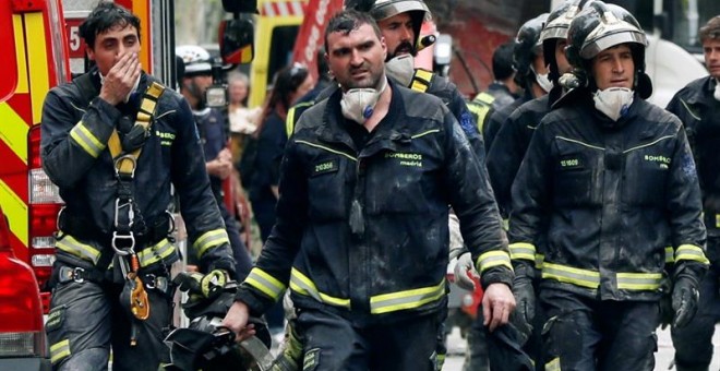 Continúan las tareas de desescombro en el Paseo del General Martínez Campos, en el distrito de Chamberí, donde hoy los bomberos siguen trabajando sin interrupción, después de haber removido esta noche gran parte de escombros, para intentar hallar a dos ho