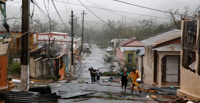 Una calle de Puerto Rico durante el paso del huracán María en 2017. - REUTERS