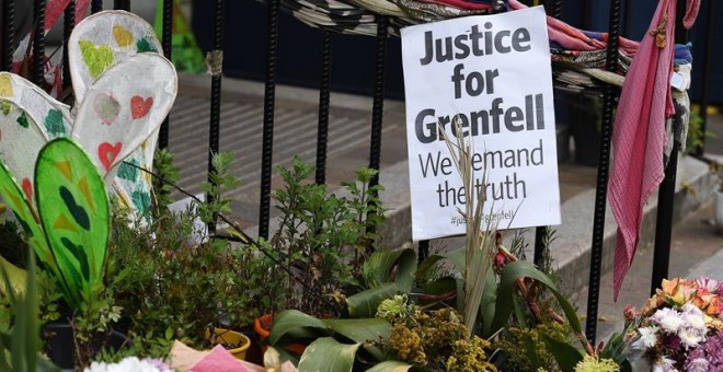 21/05/2018.- Vista de los mensajes y las flores colocadas para rendir homenaje a las víctimas del incendio de la torre Grenfell, en Londres, Reino Unido, hoy, 21 de mayo de 2018. La investigación oficial por el incendio de la torre Grenfell, que costó la