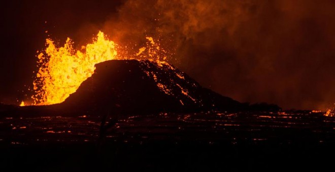 Vista de la erupción de una de las fisuras del volcán Kilauea, en Leilani Estates, Hawái, Estados Unidos/EFE