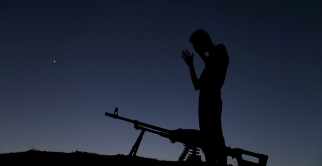 Imagen de un guerrillero libre sirio a punto de rezar. REUTERS/Alaa Al-Faqir