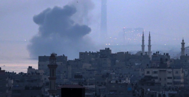 Imagen del bombardeo en Gaza. AFP | Mahmud Hams