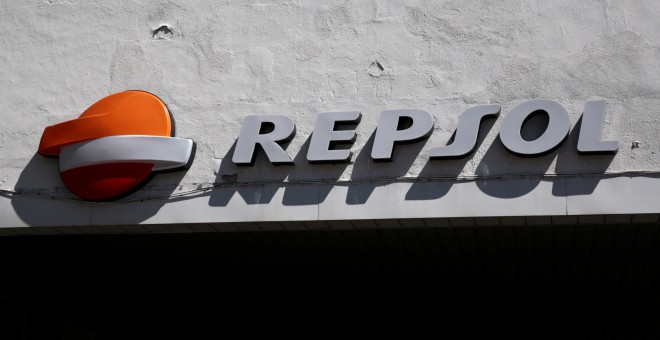 El logo de la petrolera española Repsol en una estación de servicio en Madrid. REUTERS/Andrea Comas