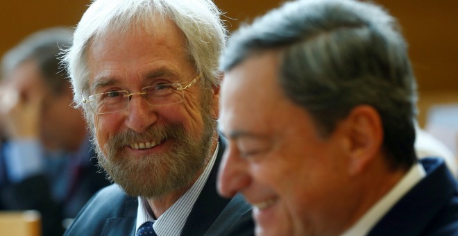 El economista jefe del BCE, Peter Praet, y el presidente de la entidad, en una conferencia en Fráncfort. REUTERS/Ralph Orlowski