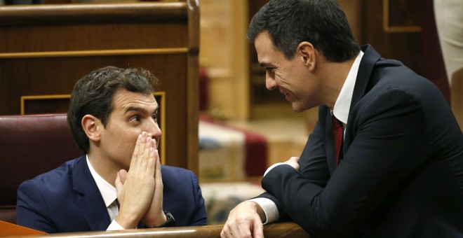 Albert Rivera, junto a Pedro Sánchez, en el hemiciclo del Congreso en una imagen de archivo / EFE