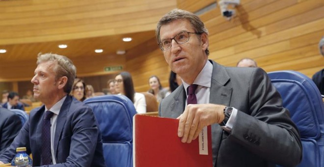 El presidente de la Xunta, Alberto Núñez Feijóo (d), antes de su intervención en el pleno del Parlamento de Galicia, esta mañana en Santiago de Compostela. EFE/Lavandeira jr