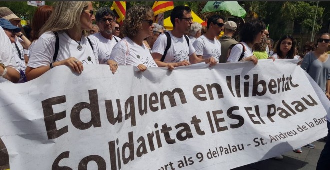 Manifestació de membres de la comunitat educativa en contra de les acusacions d'adoctrinament a les aules