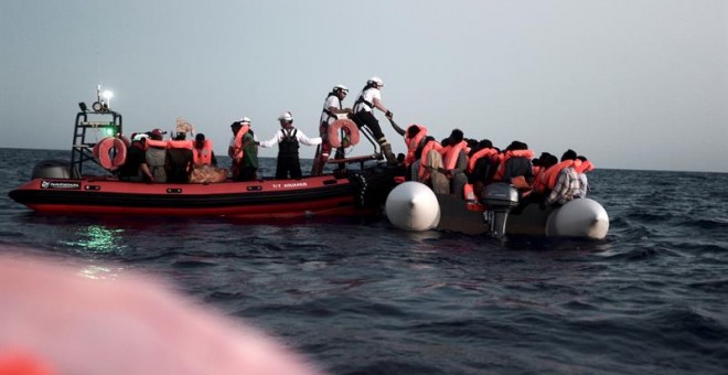 Rescate en alta mar, en la madrugada del domingo 10 de junio, de parte de los 629 inmigrantes que han sido rescatados por el barco Aquarius. SOS MEDITERRANEE/Kenny Karpov