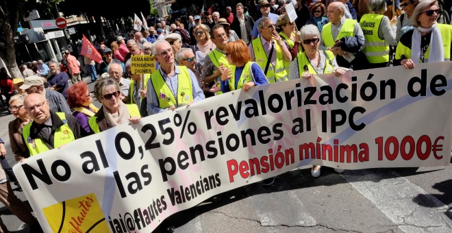 Manifestación en Valencia por la mejora de las pensiones. REUTERS/Heino Kalis