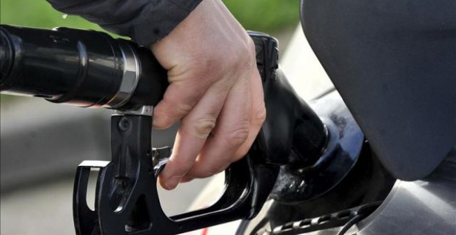 Un hombre repostando combustible en una gasolinera. EFE/Archivo