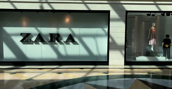 Una tienda de Zara, la principal enseña de Inditex, en un centro comercial en la localidad madrileña de Majadahonda.. REUTERS/Sergio Perez