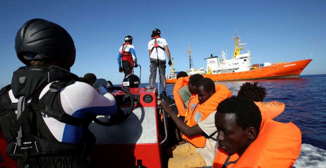 El barco Aquarius rescata a inmigrantes en la costa de Libia. REUTERS/Tony Gentile