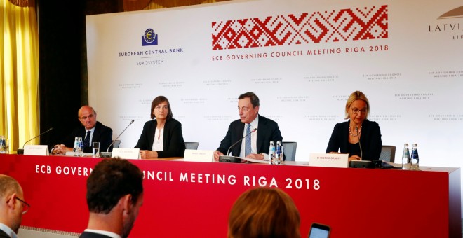 El vicepresidente del BCE, Luis de Guindos, el gobernador del Banco Central de Lituiania, Zoja Razmusa, el presidente del BCE, Mario Draghi, y la directora de Comunicación de la entidad, Christine Graeff, en la rueda de prensa tras la reunión del Consejo