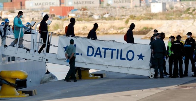 Los primeros migrantes en bajar del Dattilo. - EFE