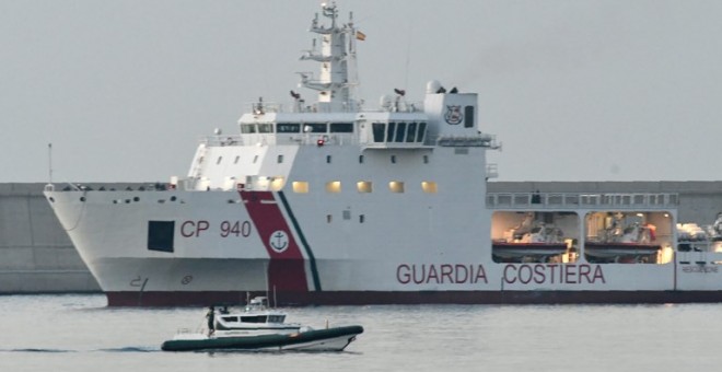 El Dattilo, la patrullera de la guardia costera italiana, a su entrada en el puerto de Valencia. - AFP