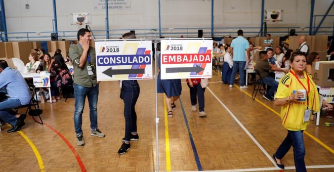 Cientos de colombianos residentes en España votan en la segunda vuelta de los comicios presidenciales de Colombia, hoy en el Instituto Ramiro de Maeztu, en Madrid. EFE/Juan Carlos Hidalgo