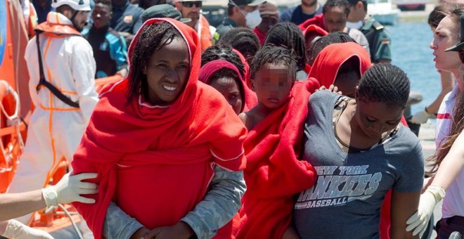 Una mujer embarazada tras llegar a puerto tras ser rescatada por Salvamento Marítimo.- EFE