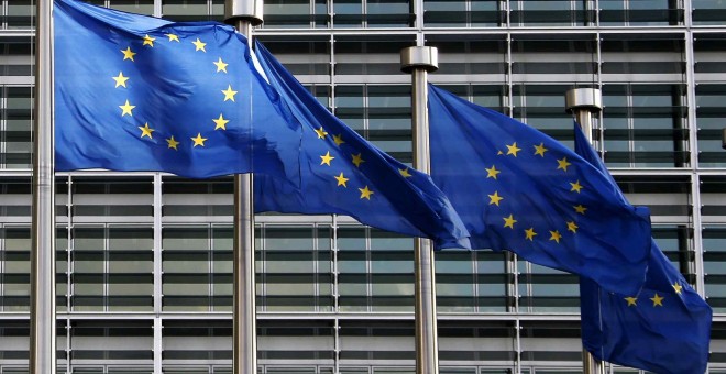 Banderas de la UE en el exterior de la sede de la Comisión Europea, en Bruselas. REUTERS/Francois Lenoir