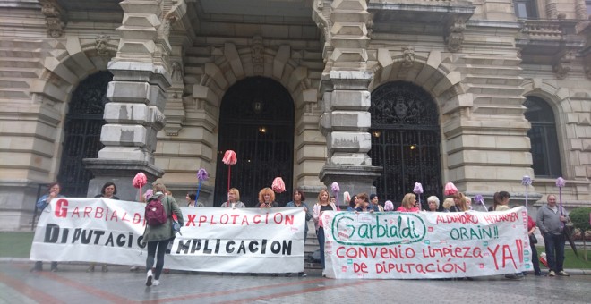 Imagen de la concentración de limpiadoras delante de la Diputación Bizkaia