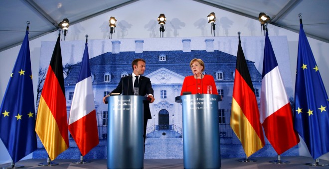 La canciller alemana Angela Merkel y el presidente francés Emmanuel Macron, en la rueda de prensa conjunta tras su reunión en el Palacio de Meseberg, en el 'lander' alemán de Brandeburgo. REUTERS/Hannibal Hanschke