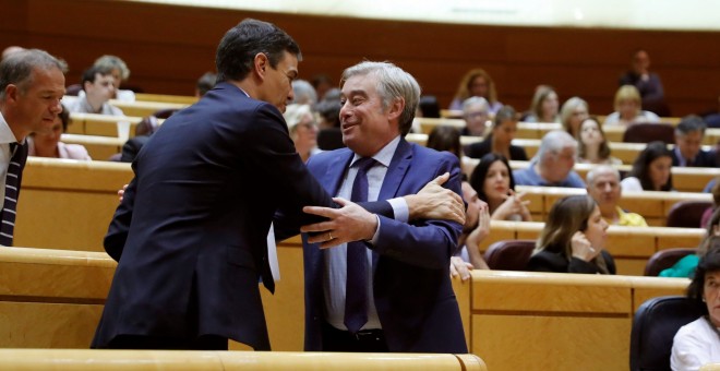 El presidente del Gobierno, Pedro Sánchez saluda al senador del PP José Manuel Barreiro, en el pleno del Senado, en Madrid. EFE/Juan Carlos Hidalgo
