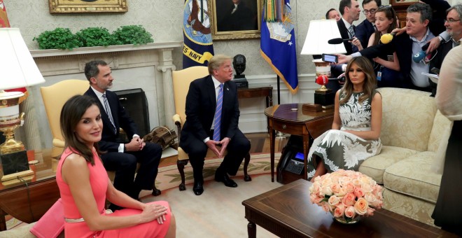 El presidente de Estados Unidos Donald Trump, su mujer Melania Trump, el rey Felipe VI y la Reina Letizia, durante el encuentro que han celebrado en la Casa Blanca en el Despacho Oval. EFE/Zipi