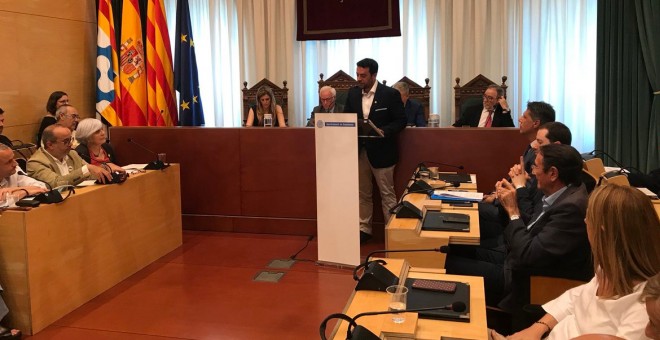 El nou alcalde de Badalona, el socialista Álex Pastor, durant el ple d'aquest dimecres que la proclamat en el càrrec, després d'una moció de censura. / Ajuntament de Badalona