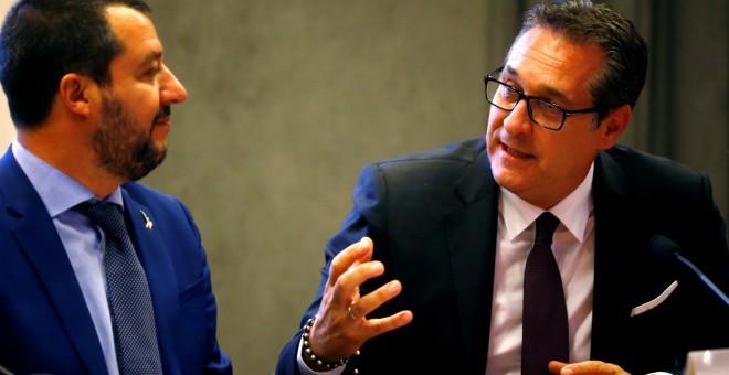 A la derecha, el vicecanciller austriaco Heinz Christian Strache con el ministro del Interior de Italia, Matteo Salvini. / REUTERS