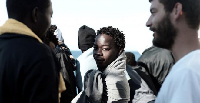 Migrantes en el buque Aquarius justo antes de desembarcar en València EFE/EPA/MSF